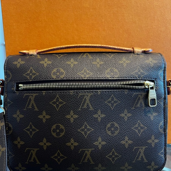 Louis Vuitton Pochette Métis Monogram - Picture 9 of 15